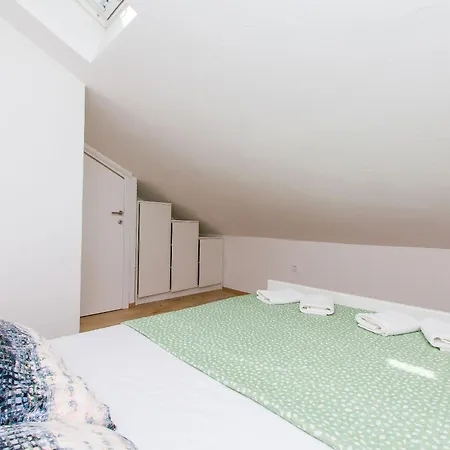 Petea Lägenhet Omiš